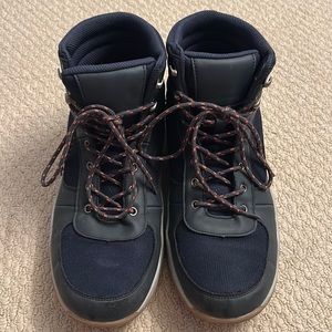 Men’s tennis shoes size 11